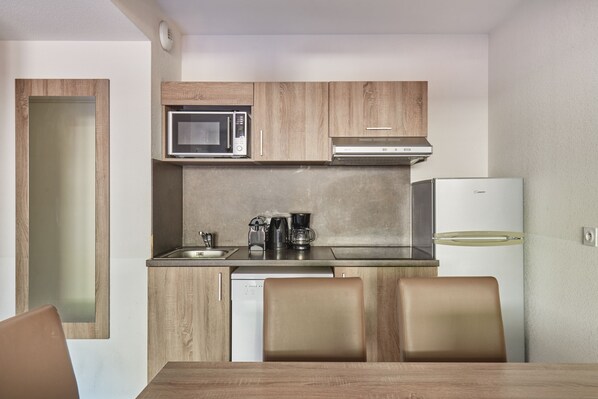 A compact kitchen with a microwave, coffee maker, and a refrigerator. - Residence Odalys Aquisana (La Salle-les-Alpes)