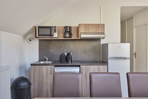 A compact kitchenette with a microwave, coffee maker, and refrigerator. - Residence Odalys Aquisana (La Salle-les-Alpes)