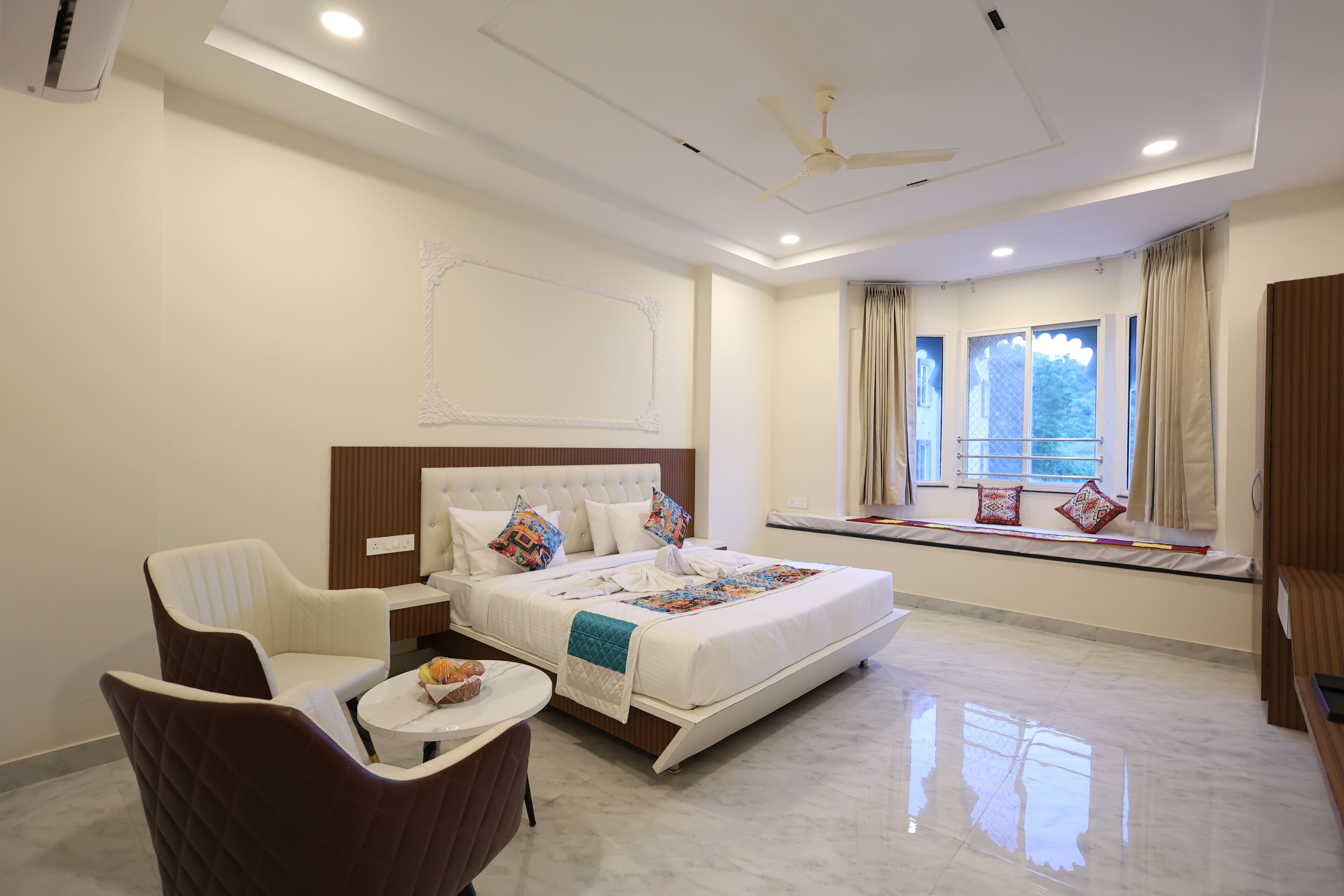 Bureau, espace de travail pour ordinateur portable, Wi-Fi gratuit