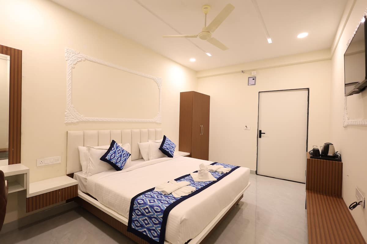 Deluxe Double Room | Desk, laptop workspace, free WiFi