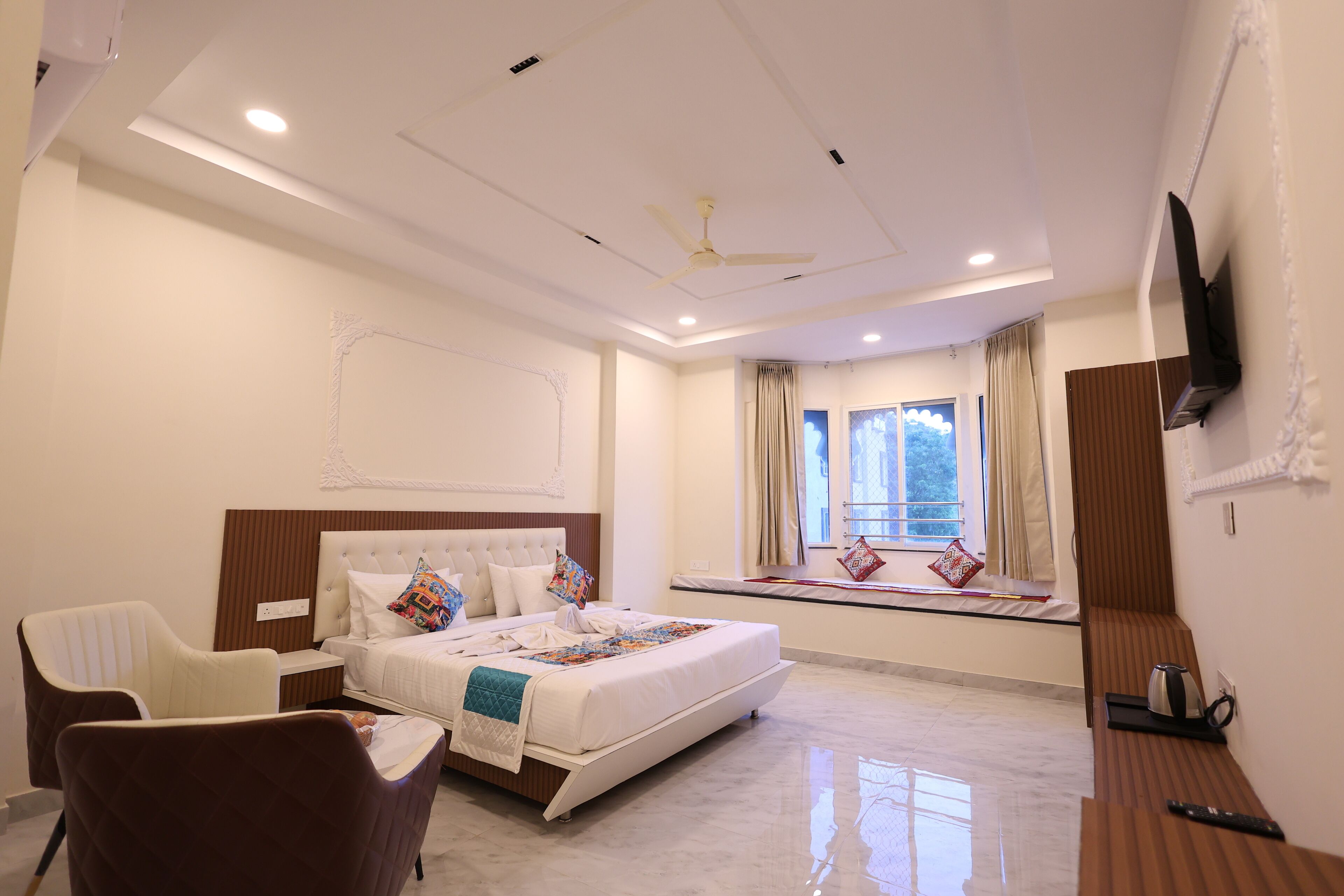 Desk, laptop workspace, free WiFi