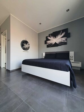 5 عدّة غرف نوم ومكتب وواي فاي مجانًا وملاءات أسرّة