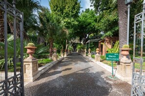 المنطقة المحيطة بالمنشأة