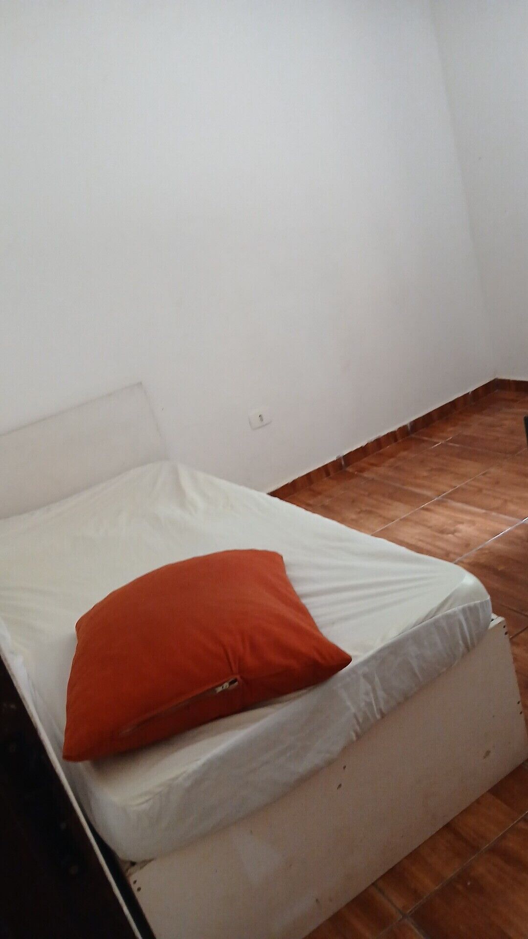 Casa básica, vista para o pátio | Área de estar