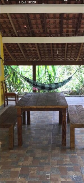 Casa básica, vista al patio | Área de sala de estar