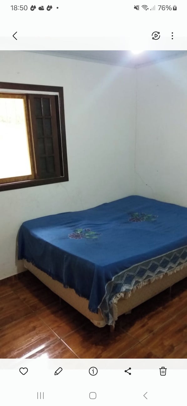 Casa básica, vista al patio | Área de sala de estar