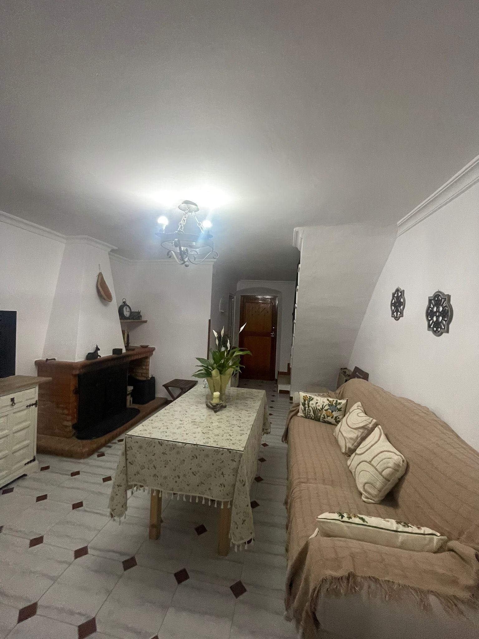 Una Smart TV, una chimenea, libros