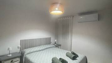 3 dormitorios, tabla de planchar con plancha, ropa de cama