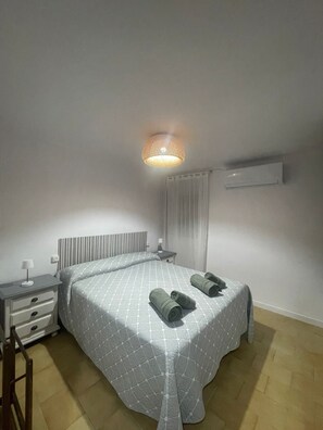 3 bedrooms, iron/ironing board, bed sheets