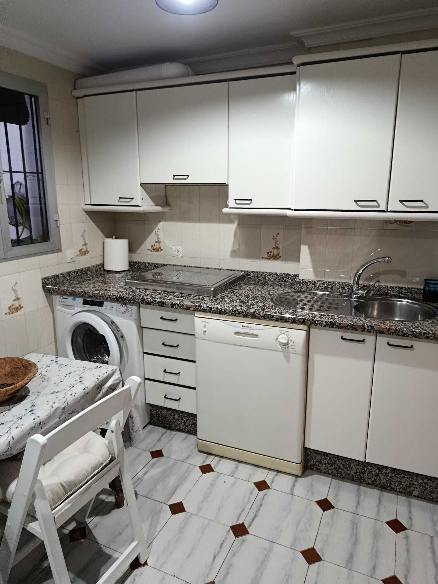 Een koelkast, een microgolfoven, een kookplaat, een vaatwasser