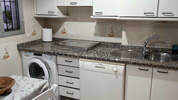 Frigorífico, microondas, placa de cocina y lavavajillas