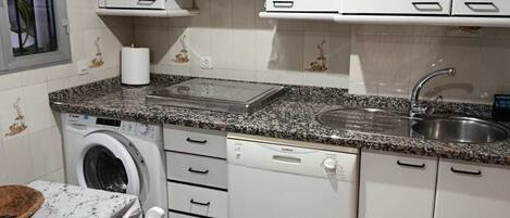 Een koelkast, een microgolfoven, een kookplaat, een vaatwasser