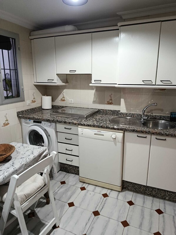 Fridge, microwave, stovetop, dishwasher