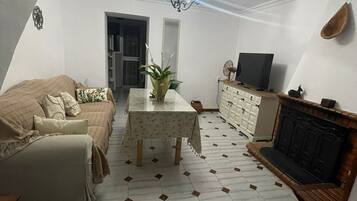 Una Smart TV, una chimenea, libros