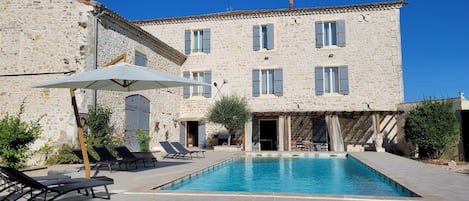 Una piscina al aire libre