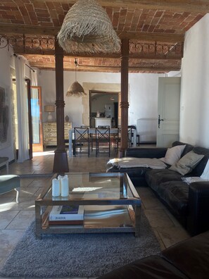 Smart-TV, Tischtennisplatte, Bücher