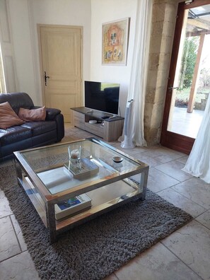 Smart-TV, Tischtennisplatte, Bücher