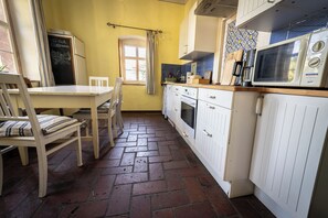 Fridge, microwave, oven, stovetop - Haus Burgblick Döben - Overnight stay in historical flair (Grimma)