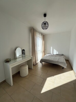 2 dormitorios, tabla de planchar con plancha, Internet y ropa de cama