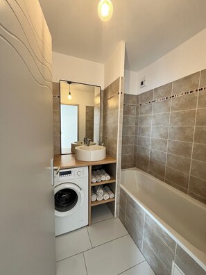 Hiustenkuivaaja, pyyhkeet, saippua