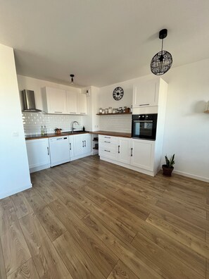 Microondas, horno, placa de cocina y lavavajillas