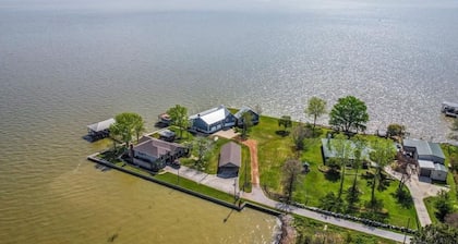 Spacious 6-bedroom lodge in tranquil Coldspring with welcoming Kitchen!!