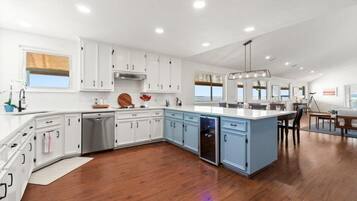 Micro-ondes, four, plaque de cuisson, lave-vaisselle