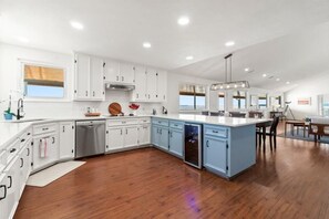 Mikroaaltouuni, uuni, liesi, astianpesukone