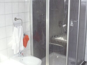 Douche, articles de toilette gratuits, sèche-cheveux