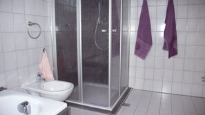 Douche, articles de toilette gratuits, sèche-cheveux