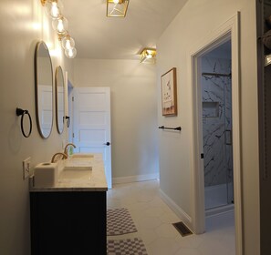 A modern bathroom with a vanity, mirrors, and a shower area. - Breathtaking Sunset-4 bedroom house in Aberdeen (Aberdeen)