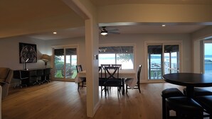 Un'ampia zona pranzo con vista sull'esterno, un ventilatore a soffitto e una grande finestra.