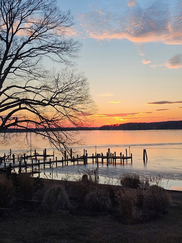 A sunset over a calm lake with a wooden dock extending into the water. - Breathtaking Sunset-4 bedroom house in Aberdeen (Aberdeen)