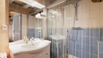 Douche, sĂšche-cheveux, serviettes fournies