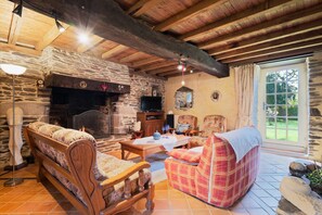 Living area - Ker Cado – Guest Rooms Between Brocéliande and the Breton Coast (Mauron)