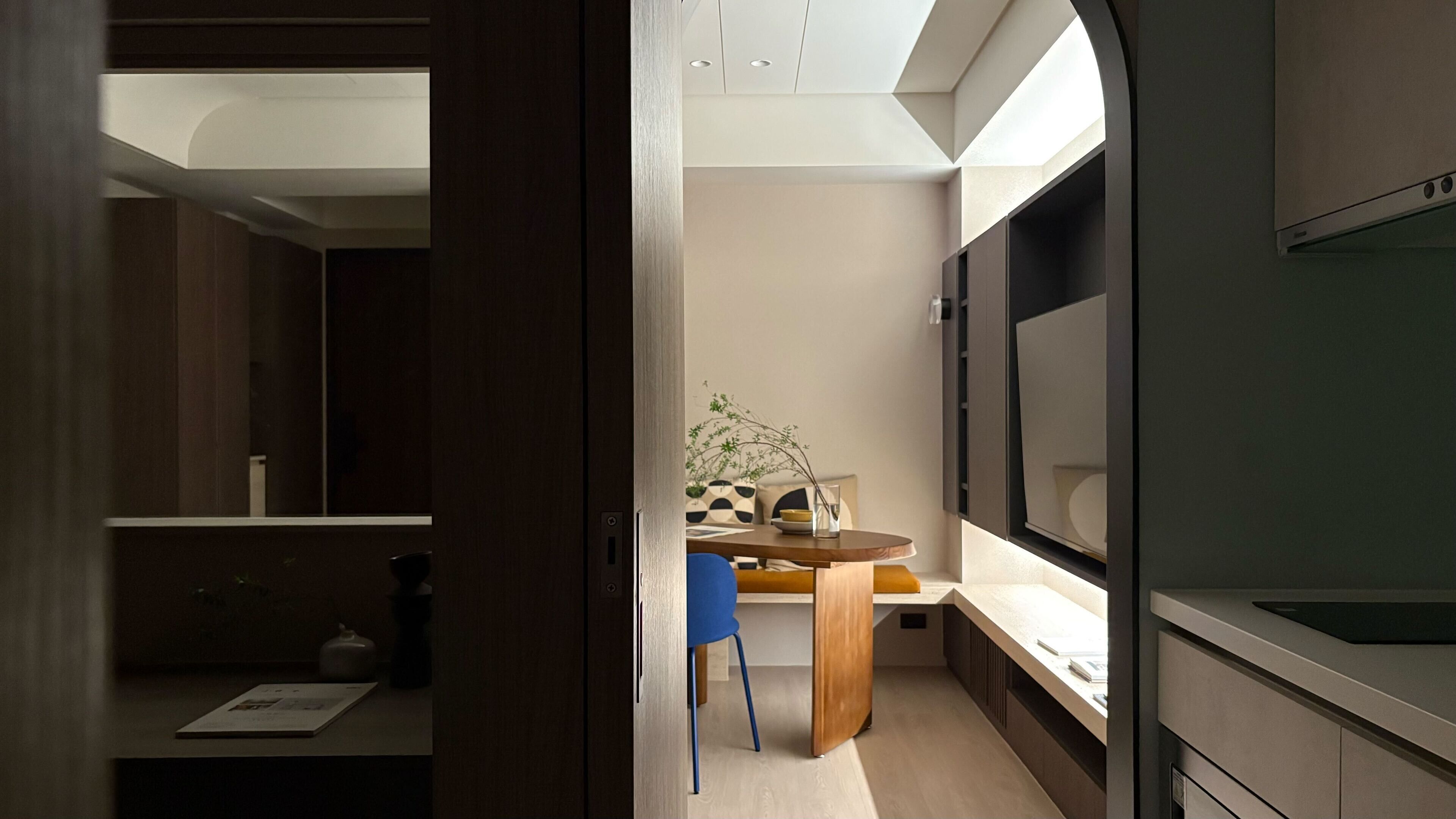 Apartment | Living area | 60-cm TV with cable channels