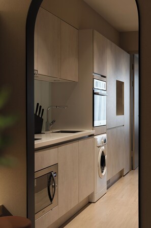 Apartamento | Cozinha privada | Geladeira, micro-ondas, fogão, cooktop