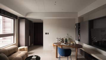 Apartamento | Área de estar | TV 60 cm com canais a cabo