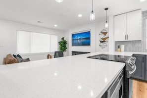 Jääkaappi, mikroaaltouuni, uuni, liesi