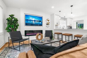 Televisio, takka, pöytätennispöytä