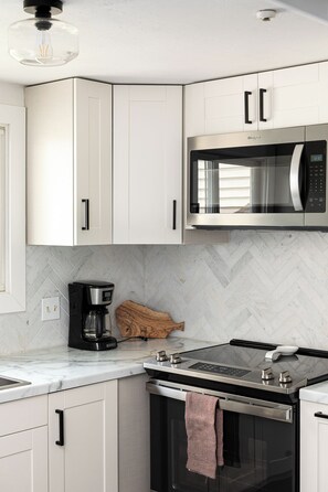 Micro-ondes, plaque de cuisson, lave-vaisselle