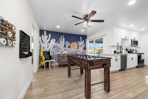 Mikrobølgeovn, ovn, kokeplater og oppvaskmaskin