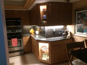 Mikrobølgeovn, ovn, kokeplater og oppvaskmaskin