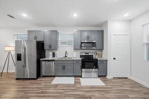 Kjøleskap, mikrobølgeovn, ovn og kokeplater