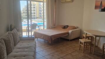 Estudio, varias habitaciones, con acceso para personas discapacitadas, para fumadores | Sala de estar