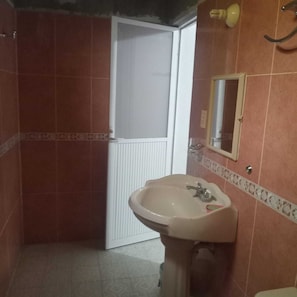 Regadera, toallas, jabón, papel de baño