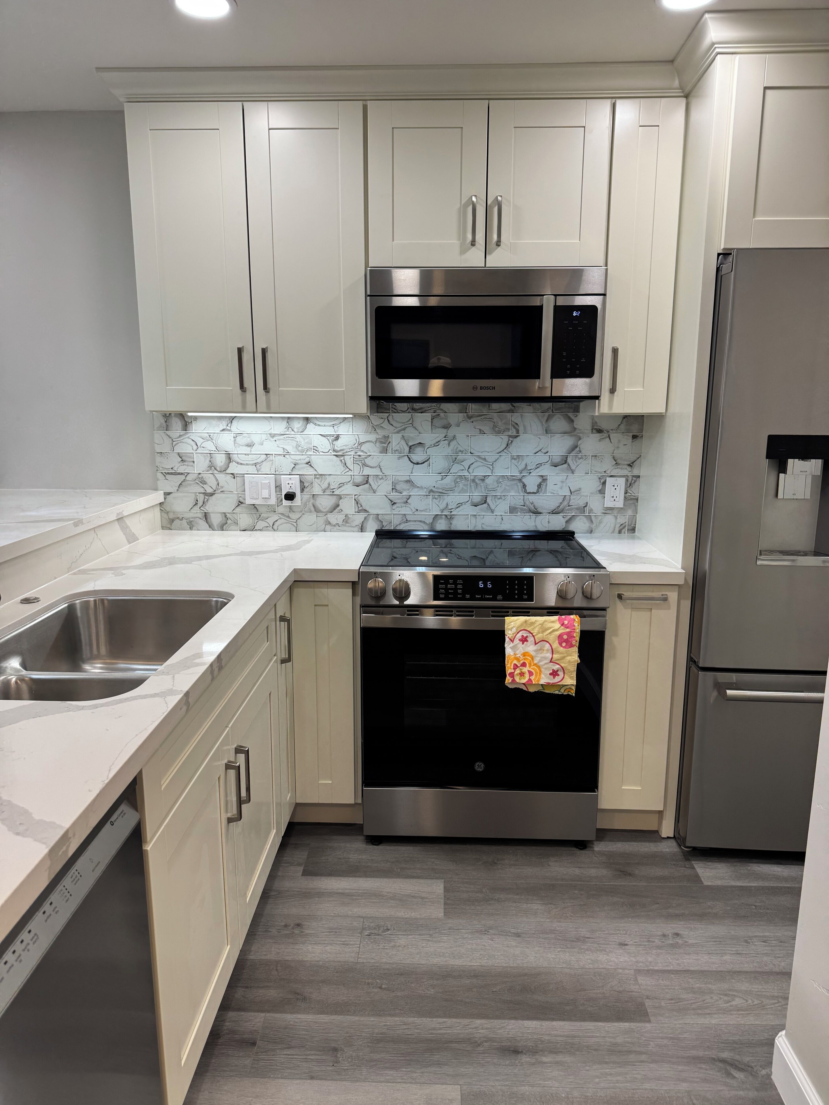 Refrigerador, microondas, horno, placa de cocina