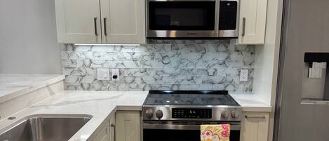 Réfrigérateur, micro-ondes, four, plaque de cuisson