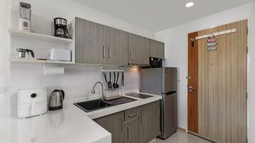 Standard Studio, Balcony, Partial Sea View | Private kitchen