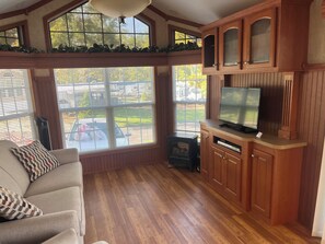 Smart-tv, pejs, bordtennisbord